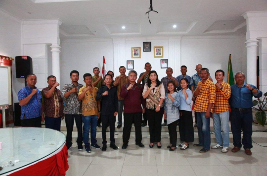 Wakil Bupati Tapanuli Utara, Dr. Deni Lumbantoruan, M.Eng saat memberangkatkan petani kakao Taput menuju Sulawesi Selatan di Pendopo Rumah Dinas Bupati Tapanuli Utara pada Sabtu, 10 Mei 2025 (Foto: Loksa Situmeang/Kabarnas.com)