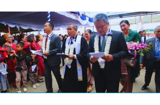 Wakil Bupati Tapanuli Utara, Deni P. Lumbantoruan saat mengikuti prosesi  peresmian Gedung Baru GKPI Jemaat Khusus Tarutung Kota pada Minggu, 15 Juni 2025.