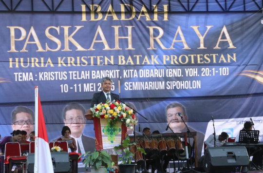 Wakil Bupati Taput, Deni P. Lumbantoruan saat memberikan kata sambutan pada Perayaan Paskah Raya HKBP yang berlangsung pada 10–11 Mei 2025 di Seminarium Sipoholon. (Foto: Loksa Situmeang/Kabarnas.com)