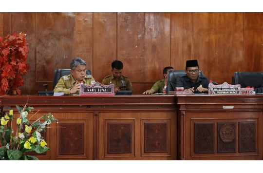 Wakil Bupati Tapanuli Utara, Deni P. Lumbantoruan saat menghadiri acara penandatanganan Nota Kesepakatan RPJMD antara Pemerintah Kabupaten Taput dan DPRD Taputdi Gedung DPRD Taput, di Tarutung Senin 28 April 2025 (Foto Loksa Situmeang/Kabarnas.com)