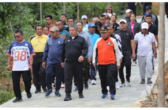 Wakil Bupati Taput, Deni P. Lumbantoruan, senam pagi bersama jajaran ASN di kawasan wisata Menara Pandang Salib Kasih, Siatas Barita, Jumat 20 Juni 2025.