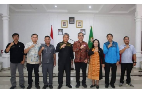 Deni P. Lumbantoruan, menghadiri acara kunjungan kerja Anggota DPR RI Dr. Sihar Pangihutan Hamonangan Sitorus, M.B.A di Gedung Nasional, Kecamatan Tarutung, pada Jumat, 20 Juni 2025.