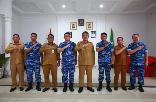 Wakil Bupati Taput, Deni P. Lumbantoruan menyambut kunjungan kehormatan dari Mabes TNI AU di Pendopo Rumah Dinas Bupati Tapanuli Utara, Tarutung, pada Senin, 19 Mei 2025. (Foto: Loksa Situmeang/Kabarnas.com)