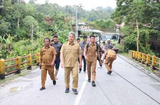 Wakil Bupati Tapanuli Utara Tinjau Lokasi Longsor Akibat Gempa, Kerahkan Alat Berat