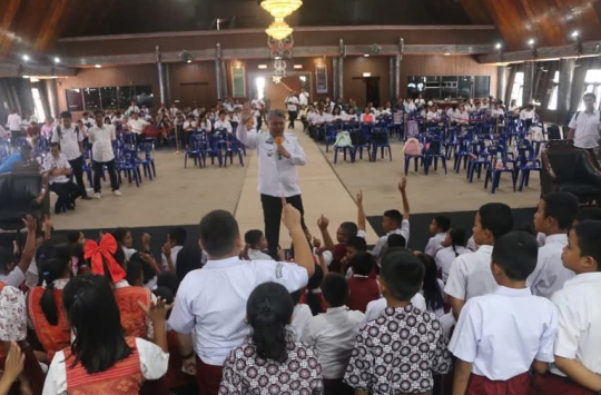 Wakil Bupati Tapanuli Utara, Dr. Deni Lumbantoruan, M.Eng, memberikan semangat kepada peserta Final Lomba Cerdas Cermat SD Tingkat Kabupaten Tapanuli Utara Tahun 2025 di Sopo Partungkoan, Tarutung, Rabu (8/10/2025).(Foto:Loksa Situmeang/Kabarnas.id)