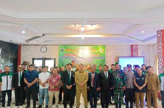 Wakil Bupati Taput Deni Lumbantoruan foto bersma pengurus PORDASI Taput, di Lapo Codian, Silangit, Kecamatan Siborongborong, pada Senin, 16 Juni 2025. (Foto: Loksa Situmeang/ Kabarnas.id)