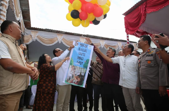 Wakil Bupati Tapanuli Utara, Deni  P. Lumbantoruan menghadiri peluncuran program MBG di Yayasan Bisukma, Tarutung pada Sabtu (10/05/2025).