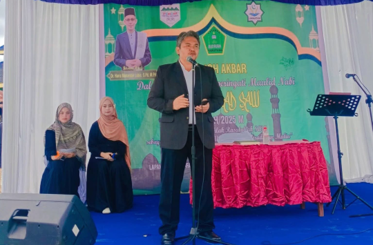 Wakil Bupati Taput, Deni P. Lumbantoruan, saat  menghadiri kegiatan "Tabligh Akbar Peringatan Maulid Nabi Muhammad SAW 1447 H / 2025 M" yang digelar di Lapangan MTs Al-Falah, Tarutung