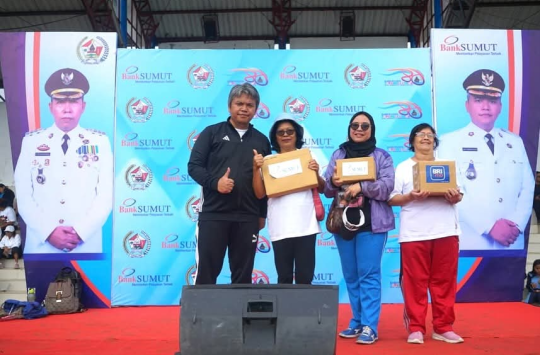 Wabup Taput, Deni P Lumbantoruan, foto bersama para pemenang lucky draw