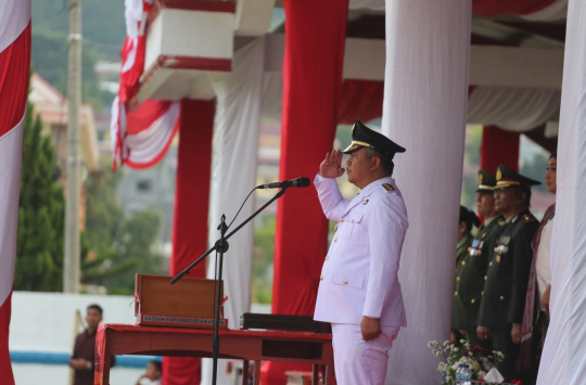 Wakil Bupati Tapanuli Utara, Dr. Deni Parlindungan Lumbantoruan, M.Eng., saat bertindak sebagai Inspektur Upacara Penurunan Bendera Merah Putih pada peringatan HUT ke-80 RI di Lapangan Serbaguna Tarutung, Minggu (17/8/2025).