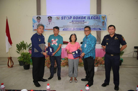 Wabup Taput, Deni P Lumbantoruan saat membuka kegiatan Sosialisasi Perundang-undangan di Bidang Cukai kepada masyarakat bertempat di Aula SMA HKBP 2 Tarutung. (Kamis, 22/05/2025).