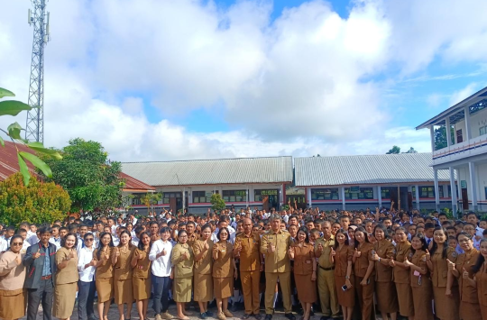 Denni Lumbantoruan foto bersama Guru dan Siswa SMPN 1 Sipoholon pada Selasa 22 April 2025 (foto : Loksa Situmeang/Kabarnas.com)