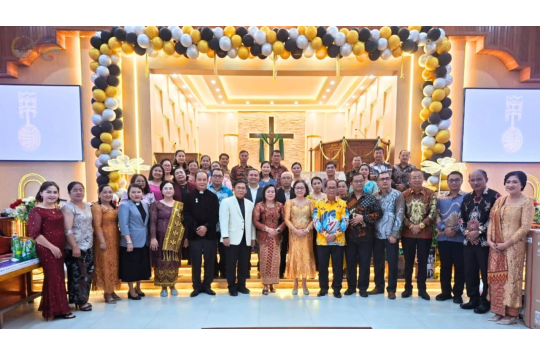 Wakil Wali Kota Gunungsitoli, Martinus Lase, S.H., bersama istri, saat merayakan ulang tahun ke-59 Gereja Jemaat BNKP Moawo