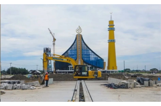 H. Zakiyuddin Harahap, melakukan peninjauan langsung ke lokasi pembangunan masjid di area Medan Islamic Center