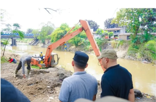 Wakil Wali Kota Medan Turun Langsung Bersihkan Sungai Deli, Tegaskan Komitmen Atasi Sampah dan Banjir