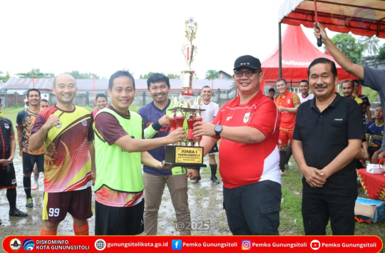 Wali Kota Gunungsitoli, Sowa’a Laoli, S.E., M.Si., memberikan trofi kepada juara I Tim Power pada Turnamen Trofeo Korpri FC 2025. (Foto: Pemko Gunungsitoli)