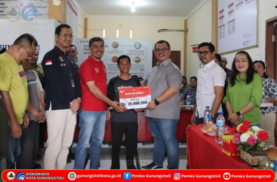 Wali Kota Gunungsitoli, Sowa’a Laoli, saat menyerahkan Bantuan Sosial RST kepada 10 KPM (foto; Diskominfo)