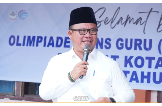 Wali Kota Gunungsitoli, Sowa’a Laoli, saat meninjau pelaksanaan Olimpiade Sains Guru (Foto: Pemko Gunungsitoli)
