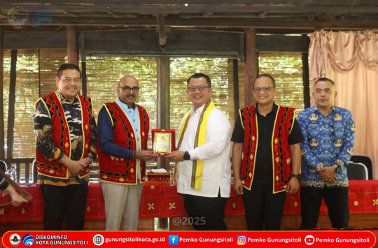 Wali Kota Gunungsitoli Sowa’a Laoli, S.E., M.Si. menerima audiensi Konsulat Jenderal India, Bapak Ravi Shanker Goel (foto; Diskominfo Gunungsitoli)