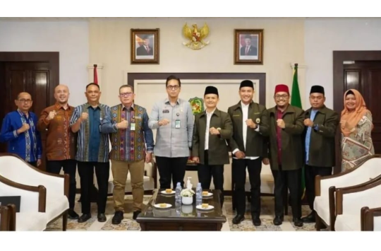 Wali Kota Medan, Rico Tri Putra Bayu Waas saat menerima kunjungan Pengurus DMI Kota Medan ( Foto: Pemko Medan)
