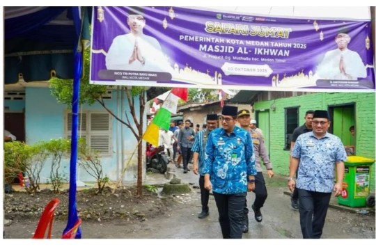 Wali Kota Rico saat menuju Masjid Al-Ikhwan saat acara "Safari Jumat" (foto: Diskominfo Medan)