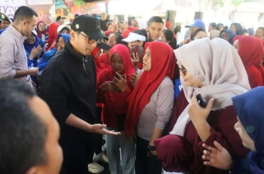 Wali Kota Medan, Rico Tri Putra Bayu Waas, saat menghadiri *Senam Germas* di bawah Fly Over Amplas,  Medan