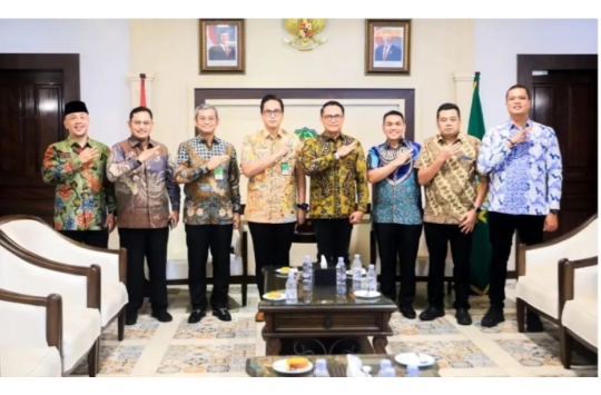 Rico Tri Putra Bayu Waas, saat menerima kunjungan Direktur Hubungan Kelembagaan PTPN IV, Irwan Perangin-angin bersama jajarannya