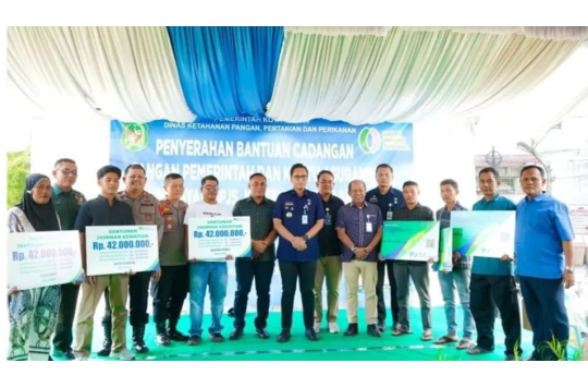 Wali Kota Medan, Rico Tri Putra Bayu Waas, menyerahkan BP CBP dan bantuan BPJS Ketenagakerjaan