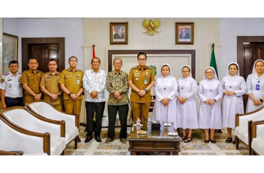Wali Kota Medan, Rico Tri Putra Bayu Waas, saat menerima kunjungan audiensi panitia perayaan 100 tahun FSE di Balai Kota Medan (foto: Dikominfo Medan)