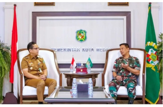 Wali Kota Medan, Rico Tri Putra Bayu Waas saat  menyambut secara resmi Komandan Lanud Soewondo Medan, Kolonel Pnb Tiopan Hutapea