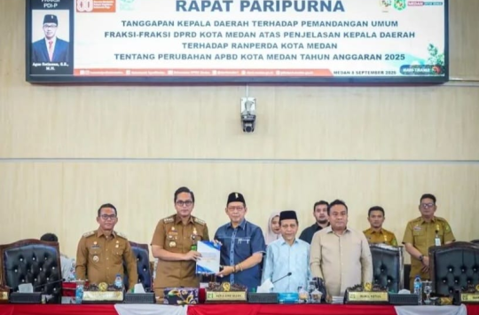 Wali Kota Medan dan Wakil  saat memberikan nota jawaban atas pandangan fraksi DPRD  terhadap Ranperda Perubahan APBD 2025
