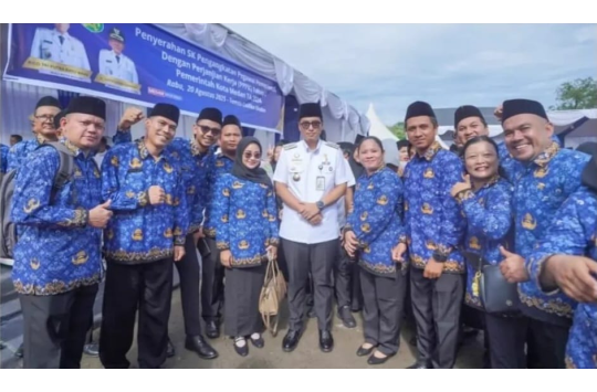 Wali Kota Medan, Rico Tri Putra Bayu Waas, resmi menyerahkan Surat Keputusan (SK) pengangkatan PPPK
