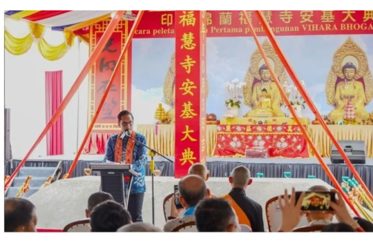 Wali Kota Medan, Rico Tri Putra Bayu Waas saat menyampaikan kata sambutan pada acara Peletakan Batu Pertama Pembangunan Vihara Bhoga Prajna Amplas