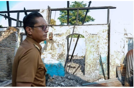 Wali Kota Medan, Rico Tri Putra Bayu Waas, saat meninjau lokasi kebakaran yang melanda permukiman warga di Jalan Putri Hijau, Kelurahan Kesawan