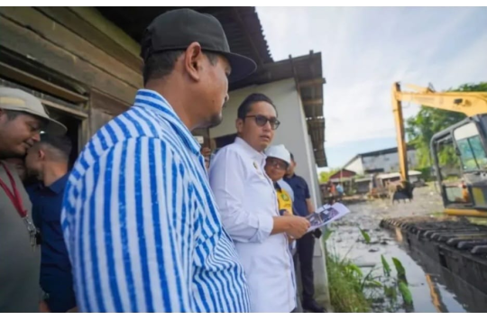 Wali Kota Medan Rico Tri Putra Bayu Waas, saat meninjau proses normalisasi Parit Gonggong (foto: DiskominfoMedan)