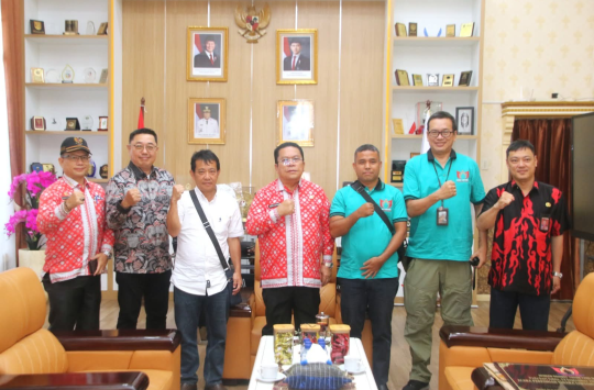 Wali Kota Pematangsiantar, Wesly Silalahi, SH, M.Kn, sat menerima panitia peresmian Vihara Sakyamula