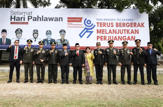 Wesly Silalahi foto bersama unsur Forkopimda usai acara Hari Pahlawan