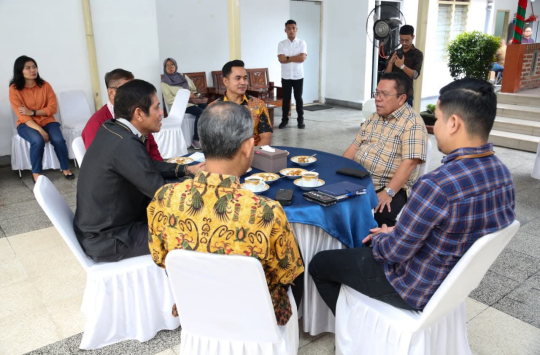 Wali Kota Wesly Silalahi saat menyambut kunjungan dari Ombudsman RI