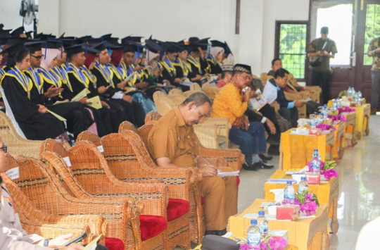 Asisten Pemerintahan dan Kesejahteraan, Ir Ali Akbar, saat menghadiri acara Wisuda Sarjana dan Magister USI Tahun 2025 di Aula USI