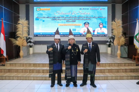 Junaedi Antonius Sitanggang, Wesli Silalahi dan Herri Okstarizal  foto bersama usai pelantikan