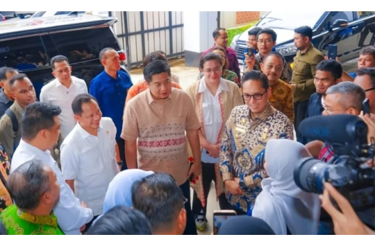 Wali Kota Medan mendampingi erja Menteri PKP, Maruarar Sirait, dan Menteri Dalam Negeri, Tito Karnavian, ke  MPP Kota Medan