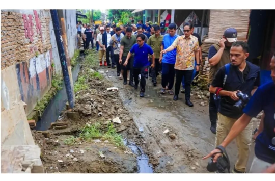 Wali Kota Medan Rico Tri Putra Bayu Waas , sapa warga jalan Seser, Medan Tembung.(foto: Diskominfo Medan)