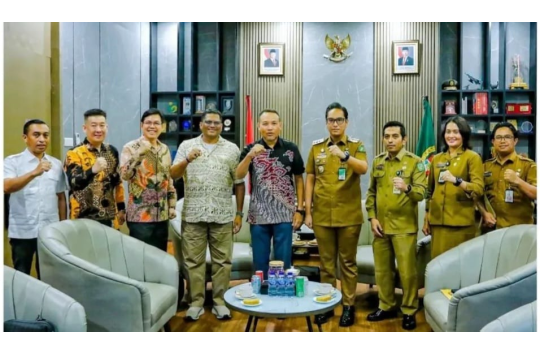 Wali Kota Medan, Rico Tri Putra Bayu Waas, saat menyambut kunjungan Mantan Wali Kota Distrik Tenggara Singapura, Mohd Fahmi Aliman (foto: Diskominfo Medan)