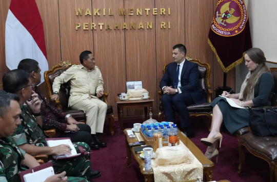 Donny Ermawan Taufanto, saat menerima kunjungan dari Delegasi dan Dirjen IISS (foto: Kemenhan)