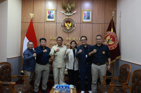 Donny Ermawan Taufanto foto bersama panitia "Kejuaraan Nasional (Kejurnas) Bandung Karate Club (BKC)" (foto: Kemenhan)