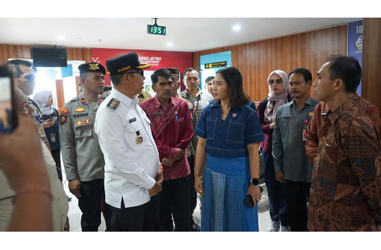 Bupati Taput, JTP Hutabarat, saat menyambut kedatangan Wameni Pariwisata dan Ekonomi Kreatif RI, Ni Luh Enik Ermawati .