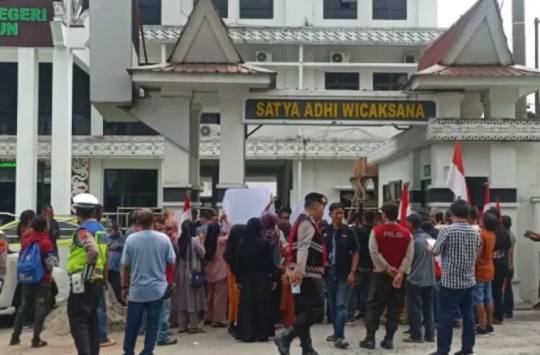warga Banjar Hulu saat menggelar aksi demonstrasi di depan Kantor Kejari Simalungun, menuntut penangkapan Pangulu mereka, Selasa (20/5/2025).