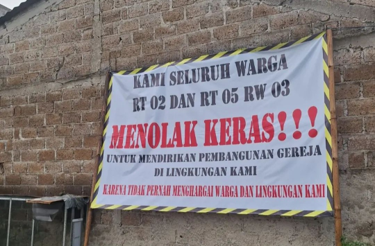 Spanduk penolakan warga terhadap pembangunan Gereja GBKP Runggun Studio Alam terpasang di depan area proyek, Minggu (6/7/2025).(Foto: Facebook Info Depok/Kabarnas.id)