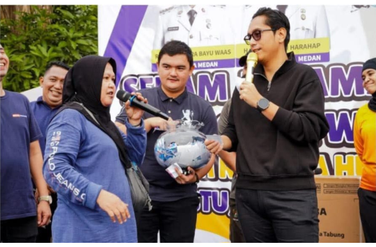 Wali Kota Medan, Rico Tri Putra Bayu Waas  saat membagikan hadiah undian