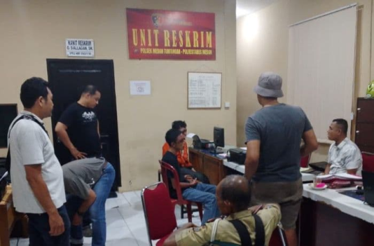 Warga bersama polisi saat mengamankan dua pelaku curanmor di Batang Kuis, Deli Serdang. Kedua pelaku sempat dihajar massa sebelum akhirnya dibawa ke kantor polisi.(﻿Foto:dok Polsek Medan Tuntungan)